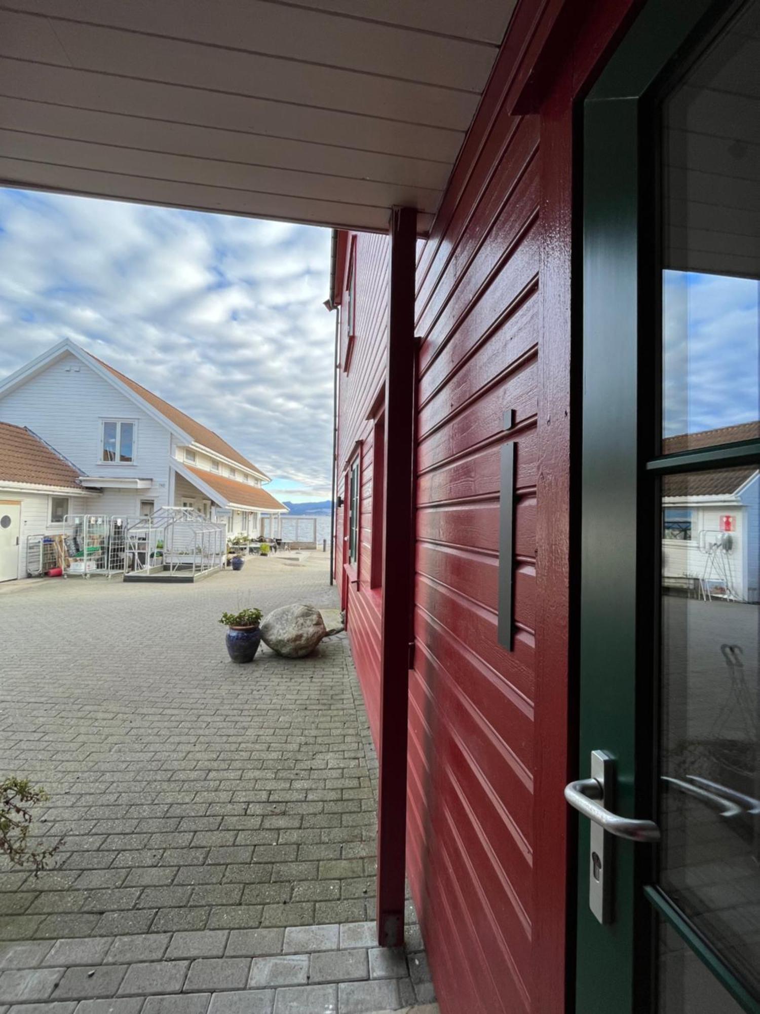 Sjoberg Hotell Og Ferie Leiligheter Østhusvik المظهر الخارجي الصورة